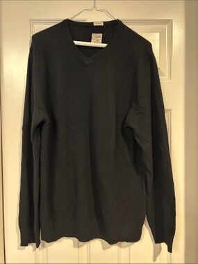 Article Men's Black V-Neck Cashmere Sweater